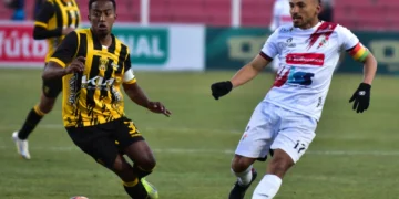 El volante atigrado Jaime Arrascaita domina el balón este sábado en el Víctor Agustín Ugarte (APG).