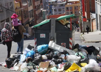 Hay varios contenedores repletos de basura en la ciudad de La Paz. Foto: APG.