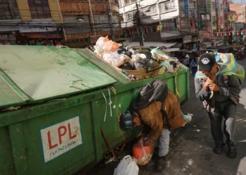 Varios contenedores quedaron repletos de basura. Foto: APG.