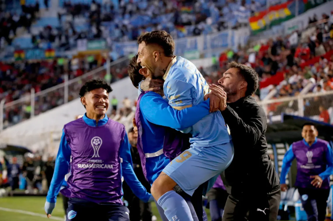 El delantero argentino Damián Batallini celebra el segundo gol académico con la banca de suplentes (APG)