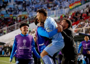 El delantero argentino Damián Batallini celebra el segundo gol académico con la banca de suplentes (APG)