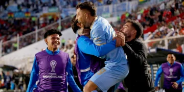 El delantero argentino Damián Batallini celebra el segundo gol académico con la banca de suplentes (APG)