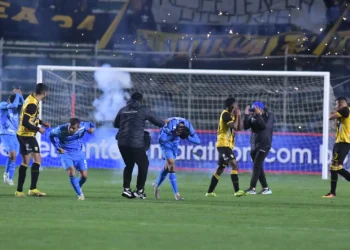 Bochorno y vergonzoso acto de agresión de una parte de la barra stronguista desde la curva sur, en el partido de este domingo en el Siles (APG).