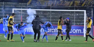 Bochorno y vergonzoso acto de agresión de una parte de la barra stronguista desde la curva sur, en el partido de este domingo en el Siles (APG).