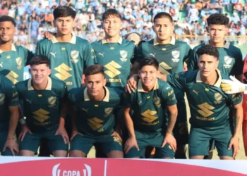 Una formación de Bolívar con muchos alternos en el once (APG)