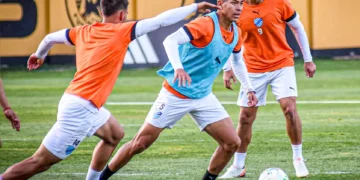 El entrenamiento de Bolívar en el complejo del Cusco FC, este martes en territorio peruano (Bolívar).