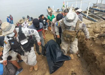 Efectivos de la Armada llevan el cuerpo de la víctima tras sacarlo del agua. Foto: Armada Boliviana.