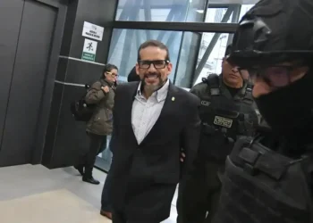 Luis Fernando Camacho, al ingresar a una de sus audiencias en La Paz. Foto: APG