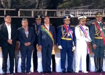 El presidente Luis Arce participó junto a autoridades del Estado y miembros de las Fuerzas Armadas en el acto central de la Parada Militar por el Bicentenario en Sucre