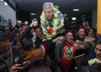 El exalcalde de El Alto, José Luis Paredes, llega a el aeropuerto de Alto. 
Captura RRSS