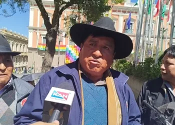 El dirigente de la CSUTCB Lucio Quispe, es entrevistado por la prensa.