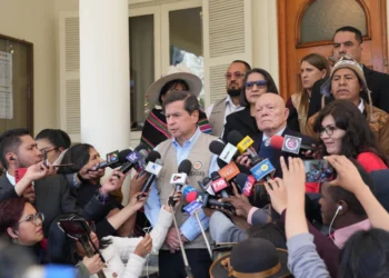 El jefe de la Misión Electoral de la OEA Juan Fernando Cristo, junto a los vocales del TSE.