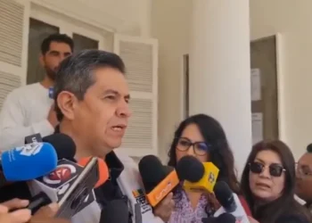 El secretario de Cámara del TSE, Fernando Arteaga, es entrevistado por la prensa.