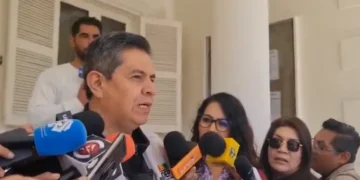 El secretario de Cámara del TSE, Fernando Arteaga, es entrevistado por la prensa.