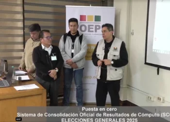 Funcionarios del TSE ponen en cero el sistema del cómputo oficial.
