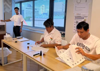 Los ciudadanos bolivianos residentes en Tokio inician con la jornada de votación. Foto del 16 de agosto.