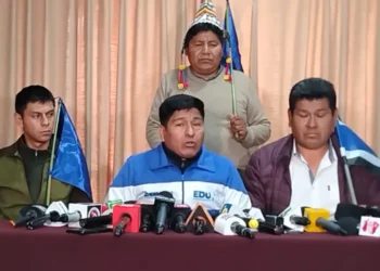 La Dirección Nacional del MAS a la cabeza de Grover García brinda una conferencia de prensa.