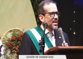 El gobernador Luis Fernando Camacho participa de un acto en Montero.