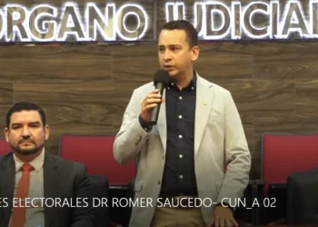 El presidente del TSJ, Romer Saucedo, brinda una conferencia de prensa.