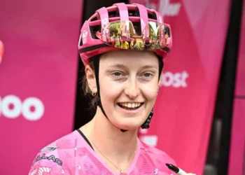 Ciclista francesa Cedrine Kerbaol observa antes del inicio de la 6ª etapa del Tour de Francia femenino. (FOTO: AFP)