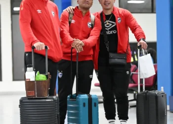 Integrantes del plantel de Cienciano en el aeropuerto internacional de El Alto (Cienciano)