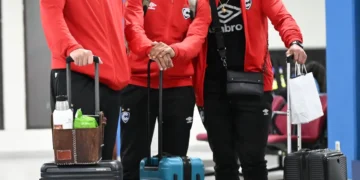 Integrantes del plantel de Cienciano en el aeropuerto internacional de El Alto (Cienciano)