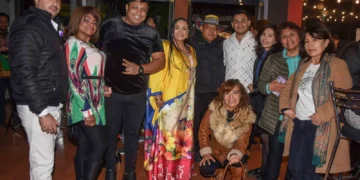 Elizabeth García Carrillo (cuarta izq), embajadora de Colombia, e invitados especiales.