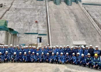 Estudiantes visitan el proyecto de Ende. Foto: ENDE.