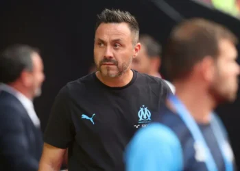 El entrenador italiano del Marsella Roberto De Zerbi observa antes del partido de Ligue 1. (FOTO: AFP)