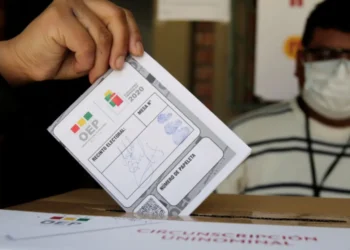Una persona emitiendo su voto.
