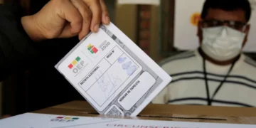 Una persona emitiendo su voto.