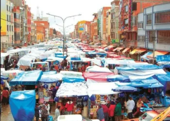 La feria 16 de Julio es la más grande de la ciudad de El Alto. Foto: GAMEA.