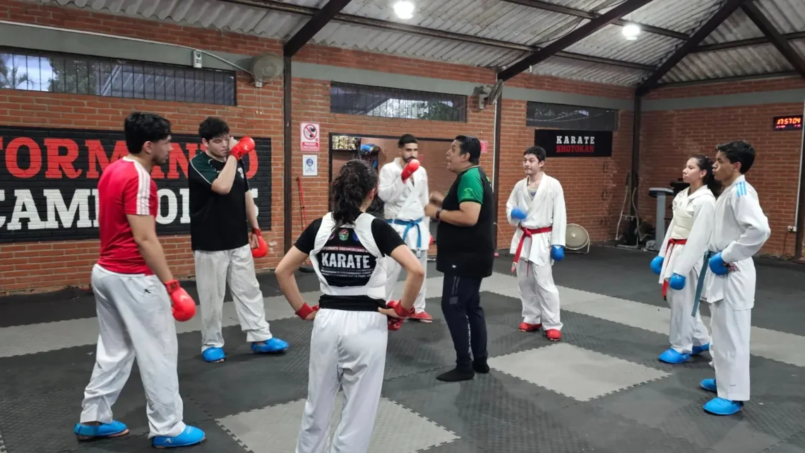 Parte del entrenamiento de la selección de karate (Feboka)