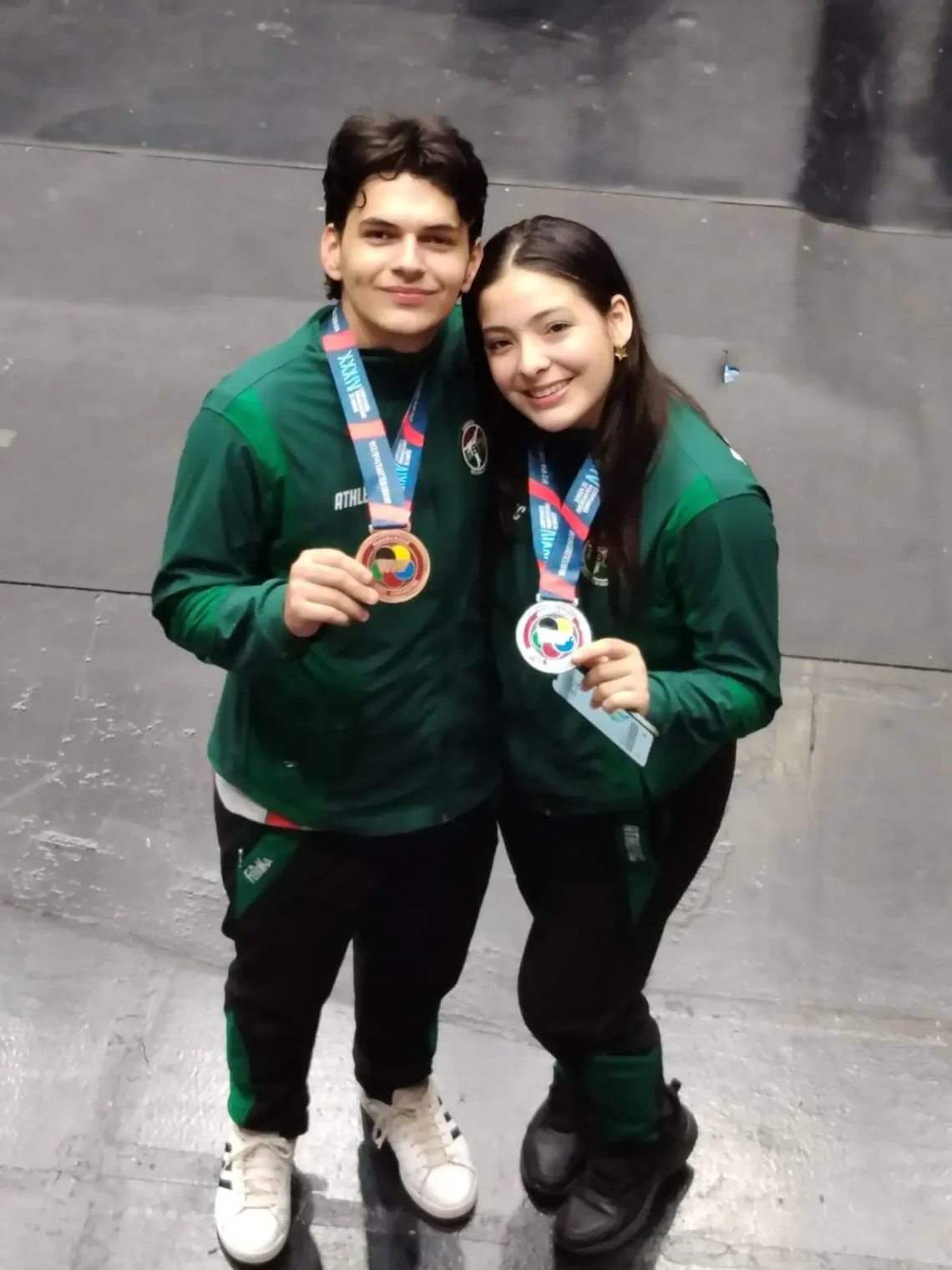 Las medallistas bolivianas posan con sus respectivos trofeos (Feboka).