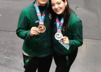 Las medallistas bolivianas posan con sus respectivos trofeos (Feboka).
