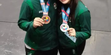 Las medallistas bolivianas posan con sus respectivos trofeos (Feboka).