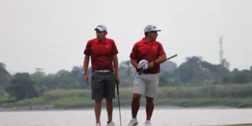Dos golfistas bolivianos en plena competencia internacional.