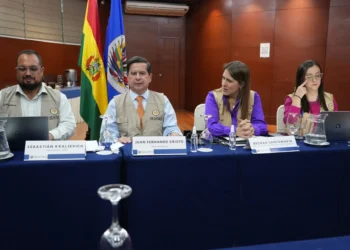 El jefe de la Misión Electoral de la Organización de Estados Americanos (OEA), Juan Fernando Cristo, participa con parte de su equipo en una reunión.