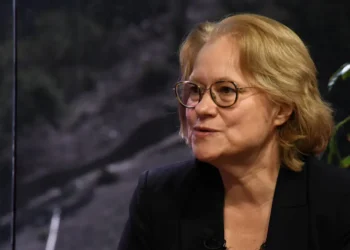 La embajadora de Francia en Bolivia Hélène Roos, en entrevista en Piedra,Papel y Tinta de La Razón.