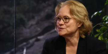 La embajadora de Francia en Bolivia Hélène Roos, en entrevista en Piedra,Papel y Tinta de La Razón.
