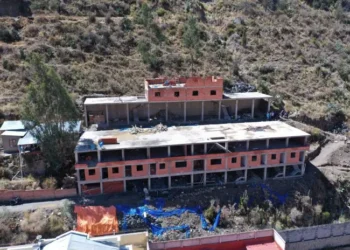 Construcción ilegal autorizada por Palca pone en riesgo a otras viviendas. FOTO: GAMLP