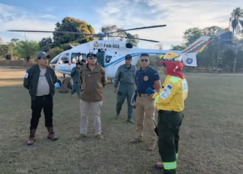 Un helicóptero opera en la zona afectada. Foto: Facebook Lucho Arce.