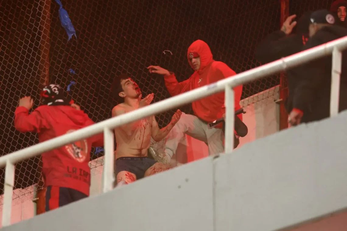 Momento crítico de la pelea entre hinchas chilenos y argentinos en Avellaneda (AFP).