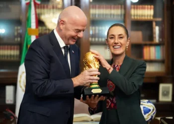 El presidente de la FIFA, el ítalo-suizo Gianni Infantino, con el trofeo del mundo y la presidenta mexicana, Alejandra Sheinbaum (AFP).