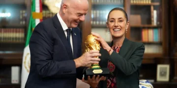 El presidente de la FIFA, el ítalo-suizo Gianni Infantino, con el trofeo del mundo y la presidenta mexicana, Alejandra Sheinbaum (AFP).