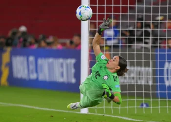 La arquera colombiana Katherine Tapia salva su arco en un tiro penal (AFP)