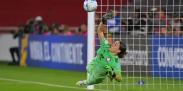 La arquera colombiana Katherine Tapia salva su arco en un tiro penal (AFP)