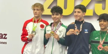 El boliviano Leonardo Vargas (segundo de izq. a der.)b posa con la presea dorada. La primera en la historia del karate boliviano (FEBOKA).