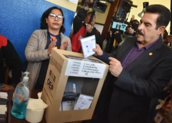 Manfred Reyes VIlla emite su voto.
