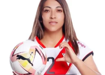 La futbolista paceña Mayory Cartagena con la casaca del club Always Ready